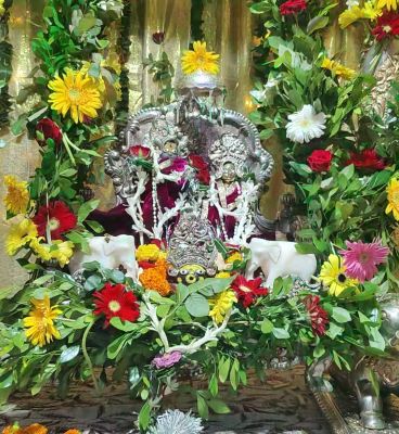 पुरानी बस्ती के जैतू साव मठ में झूले पर विराजे ठाकुर जी