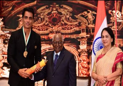 सोनू सूद को मिला ह्यूमैनिटेरियन अवॉर्ड; कोरोना काल के दौरान देशभर में की थी लोगों की मदद सोनू सूद को मिला ह्यूमैनिटेरियन अवॉर्ड; कोरोना काल के दौरान देशभर में की थी लोगों की मदद