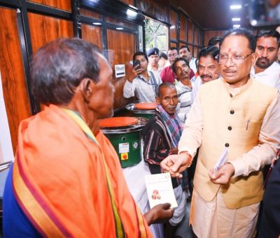 मुख्यमंत्री विष्णु देव साय के हाथो 100 कुंभकारों को मिला इलेक्ट्रॉनिक चाक, आय बढ़ाने में मिलेगी मदद मुख्यमंत्री विष्णु देव साय के हाथो 100 कुंभकारों को मिला इलेक्ट्रॉनिक चाक, आय बढ़ाने में मिलेगी मदद