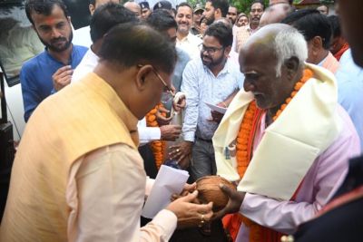 मुख्यमंत्री विष्णुदेव साय के हाथो दिव्यांगजनों को मिला निःशुल्क बस पास मुख्यमंत्री विष्णुदेव साय के हाथो दिव्यांगजनों को मिला निःशुल्क बस पास