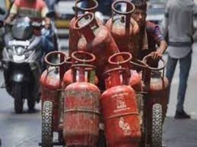 LPG Cylinder Price: LPG सिलेंडर हुआ सस्‍ता, 24 रुपए घटे दाम, इन ग्राहकों को बड़ा फायदा