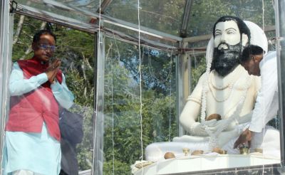 मुख्यमंत्री विष्णुदेव साय ने बाबा गुरु घासीदास की प्रतिमा पर माल्यार्पण किया