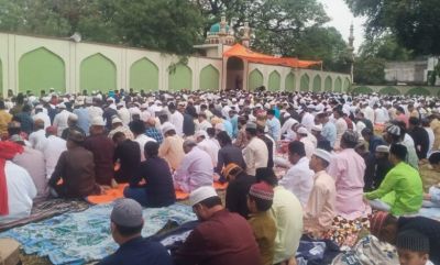 धूमधाम से मनाया गया ईद-उल-फितर...नमाज के बाद एक-दूसरे के गले लगकर दी बधाई