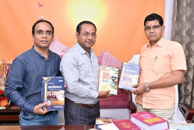 राजस्व मंत्री टंक राम वर्मा ने &lsquo;तहसीलदार&lsquo; और &lsquo;छत्तीसगढ़ राजस्व पुस्तक परिपत्र पुस्तकों का किया विमोचन
