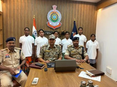 surrendered : लाल आतंक को बड़ा झटका, 6 लाख के ईनामी 6 महिला माओवादियों ने किया सरेंडर