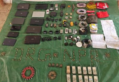 BREAKING: सुरक्षा बलों को मिली बड़ी सफलता, भारी मात्रा में विस्फोटक सामग्री एवं 6 लाख की नगद राशि छोड़कर भागे नक्सली