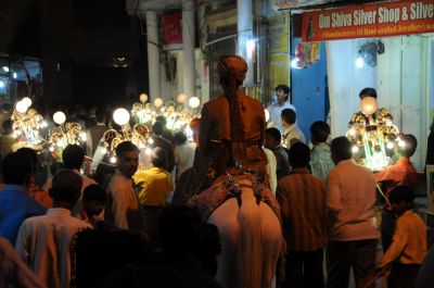 बारात में मचा बवाल : इस बात को लेकर आपस में भिड़े बाराती और घराती, देखते ही देखते थाने पहुंचा मामला, फिर जो हुआ…. बारात में मचा बवाल : इस बात को लेकर आपस में भिड़े बाराती और घराती, देखते ही देखते थाने पहुंचा मामला, फिर जो हुआ….