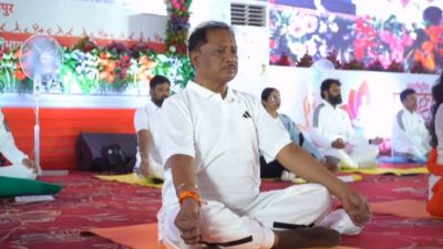 Yoga Day : योग दिवस पर CM साय ने जशपुर के रणजीता स्टेडियम में किया योगाभ्यास