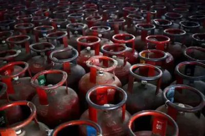 CG : मां महामाया HP गैस एजेंसी पर छापेमारी, 6.33 लाख के अवैध सिलेण्डर जब्त