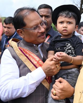  सरल और सहज मुख्यमंत्री विष्णु देव साय का दिखा अपनत्व, नन्हे इवान को गोद में लेकर किया दुलार
