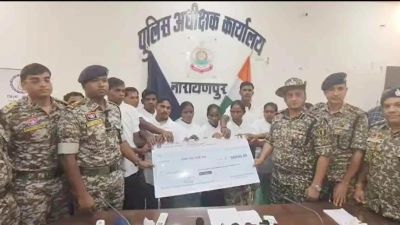 Breaking : नारायणपुर में 18 लाख इनामी 12 नक्सलियों ने किया सरेंडर