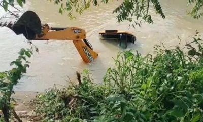 कोरबा में अनियंत्रित JCB नहर में गिरी, चालक लापता, रेस्क्यू जारी