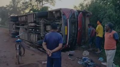 बेकाबू होकर पलटी CRPF जवानों से भरी बस, हादसे में 20 से अधिक यात्री घायल, दो की हालत गंभीर