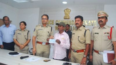 CG : बस्तर में माओवादी संगठन को बड़ा झटका &mdash; 8 लाख का इनामी नक्सली मंदा रूबेन ने किया आत्मसमर्पण