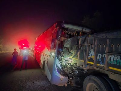 CG : कांकेर में भीषण सड़क हादसा &mdash; नेशनल हाईवे 30 पर ट्रक से टकराई बस, 12 यात्री घायल