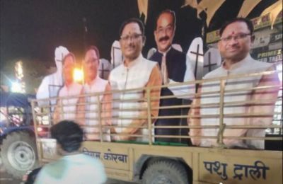 पशु ट्राली में नेताओं के कटआउट ढोने से बढ़ी नाराजगी, 3 अफसरों को जारी किया गया नोटिस