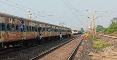 बिलासपुर में एक ही ट्रैक पर आई तीन ट्रेनें, यात्री ट्रेन के आगे-पीछे खड़ी हो गई दो मालगाड़ी, मचा हड़कंप