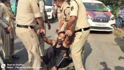 CG &ndash; हिस्ट्रीशीटर वीरेंद्र तोमर का रायपुर पुलिस ने निकाला जुलूस, फटी बनियान में लंगड़ाते दिखा, फिर अचानक हुआ बेहोश&hellip;