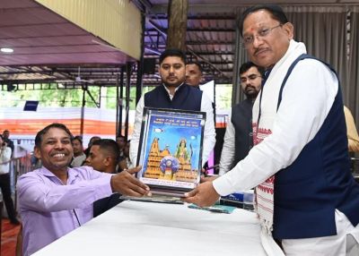 जनदर्शन में अद्भुत दृश्य&mdash;भिलाई के अंकुश देवांगन ने मुख्यमंत्री को भेंट की संगमरमर पर बनी प्रधानमंत्री नरेंद्र मोदी की सूक्ष्म प्रतिमा