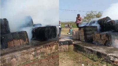 CG : धान खरीदी केंद्र में लगी भीषण आग, सैकड़ों बारदाना जलकर खाक, मौके पर कोई नहीं &ndash; कर्मचारियों के हड़ताल का असर !