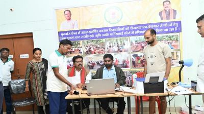 हथियार छोड़कर मुख्यधारा में लौटे युवाओं का आधार दस्तावेज बनाने उपमुख्यमंत्री ने लगाई चौपाल