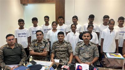 Breaking : 48 लाख के इनामी 15 नक्सलियों ने छोड़ा लाल आतंक का साथ, किया सरेंडर 