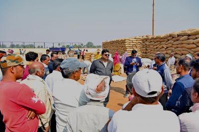 मंत्री गजेन्द्र यादव ने बिरेझर उपार्जन केन्द्र में किसानों से ली धान खरीदी की जानकारी&hellip;.