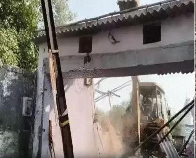 शूटर के घर चला बुलडोजर: आरोपी के अवैध निर्माण को निगम ने तोड़ा, 15 दिन पहले बाजार में चलाया था गोली