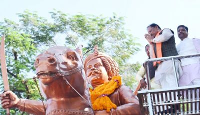 मुख्यमंत्री विष्णुदेव साय ने जयस्तंभ चौक में किया शहीद वीर नारायण सिंह के त्याग और संघर्ष का स्मरण&hellip;.