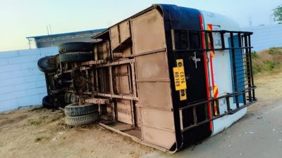 Accident : चौथिया जा रही तेज रफ्तार बस पलटी, 40 यात्री थे सवार, मची चीख-पुकार 