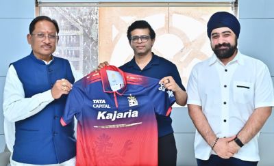 छत्तीसगढ़ में आईपीएल की तैयारी: मुख्यमंत्री विष्णु देव साय को आरसीबी का जर्सी भेंट&hellip;