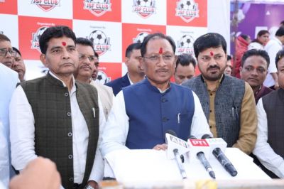 अखिल भारतीय फुटबॉल चैम्पियनशिप खरोरा के समापन समारोह में शामिल हुए मुख्यमंत्री साय, विधायक अनुज शर्मा के कार्यों की सराहना कर क्षेत्र को दी विकास कार्यों की सौगात