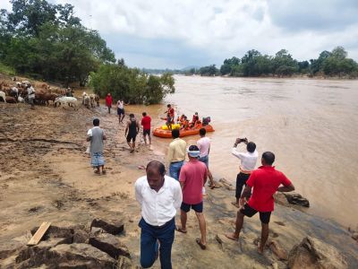 CG : नदी पार करते वक्त बहा पूरा परिवार, मां-बेटी की मिली लाश, पिता-पुत्र लापता, रेस्क्यू ऑपरेशन जारी&hellip;..