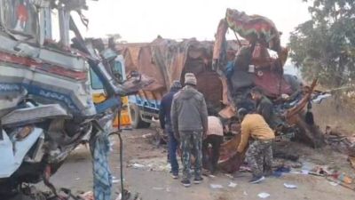 CG : दो ट्रकों की आमने-सामने जोरदार भिड़ंत, तीन लोगों की मौके पर मौत