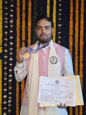 खैरागढ़ विवि के दीक्षांत समारोह में रायपुर शहर के उज्जवल ठाकुर को मिला स्वर्ण पदक