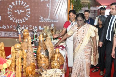 जनजातीय परंपराओं और संस्कृति पर आधारित भव्य प्रदर्शनी का राष्ट्रपति द्रौपदी मुर्मु ने किया अवलोकन