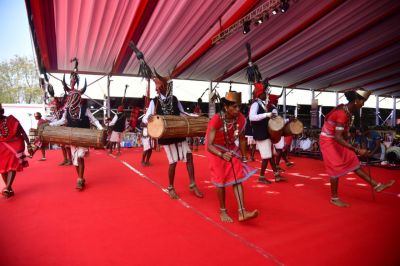 राष्ट्रपति के समक्ष बास्तानार के युवाओं ने &lsquo;गौर नृत्य&rsquo; से बिखेरे अद्भुत लोक-रंग&hellip;..