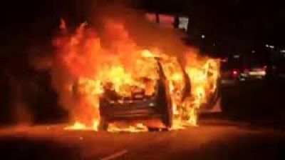 CG &ndash; यूथ कांग्रेस नेता के घर के बाहर खड़ी दो कारों में लगी भीषण आग, जताई जा रही ये आशंका