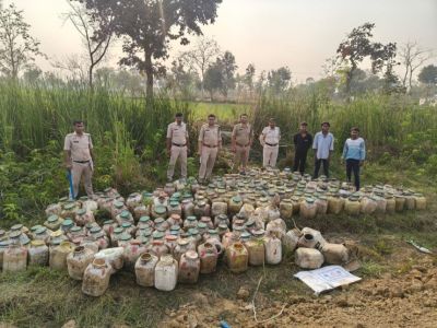 Crime : अवैध शराब माफियाओं पर पुलिस की सर्जिकल स्ट्राइक, यहां झाड़ियों में छिपा 6000 किलो लाहन बरामद