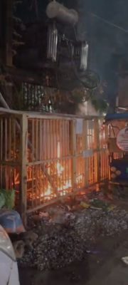 RAIPUR :- नवभारत चौक कंकाली पारा में ट्रांसफार्मर में लगी आग, इलाके में मची अफरा-तफरी