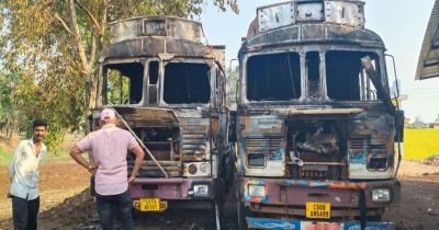  गांव के बीच खड़ी दो ट्रकों में लगाई आग, पुलिस जांच में जुटी