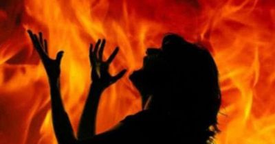 CG Crime - घर में जिंदा जलकर महिला की मौत: हादसा या साजिश? जांच में जुटी पुलिस&hellip;..