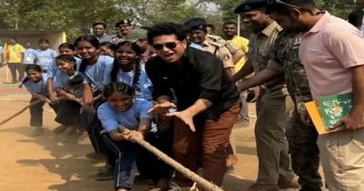 दंतेवाड़ा के छिंदनार पहुंचे सचिन तेंदुलकर: बच्चों के साथ खेली रस्साकशी