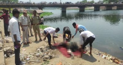 Crime : हत्या या हादसा&hellip; महादेव घाट खारून में मिली महिला की लाश, सिर में चोट के निशान, जांच में जुटी पुलिस