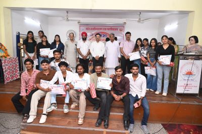 महंत कालेज में हुआ पुरस्कार वितर हमारी शिक्षा सबसे पहले देश के लिए है : डॉ सच्चिदानंद शुक्ल