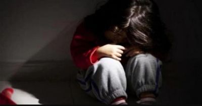 शर्मनाक वारदात: 3 साल की बच्ची को बहलाकर ले गया नशेड़ी युवक, हाथ-पैर बंधी मिली मासूम, जनता में आक्रोश