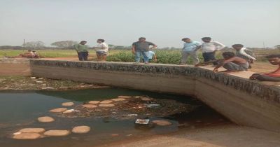 नहर में बह रहा था गांजा एक के बाद एक इतने पैकेट किए पुलिस ने बरामद कीमत जानकर उड़ जाएंगे होश