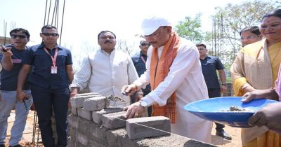 मुख्यमंत्री ने ईंट जोड़कर किया श्रमदान, भैंसामुड़ा में पीएम आवास निर्माण का किया औचक अवलोकन