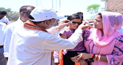गोद में उठाया, चश्मा पहनाया... भैंसामुड़ा में दिखा मुख्यमंत्री का आत्मीय रूप