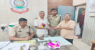 CG – पत्रकार को सड़क पर मिला लाखों का खजाना : ईमानदारी की मिसाल पेश कर पुलिस को लौटाया, सोना-चांदी और कैश देख पुलिस भी रह गई दंग CG – पत्रकार को सड़क पर मिला लाखों का खजाना : ईमानदारी की मिसाल पेश कर पुलिस को लौटाया, सोना-चांदी और कैश देख पुलिस भी रह गई दंग